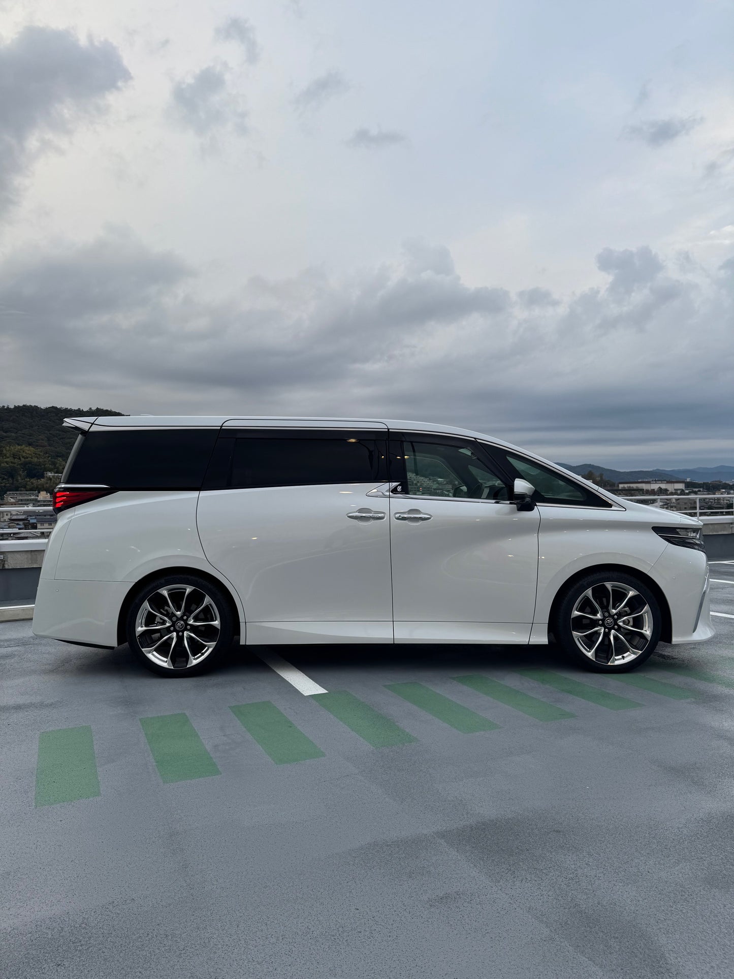 トヨタアルファードZ　レクサス純正２１インチホイール ４WD ヒッチメンバー　