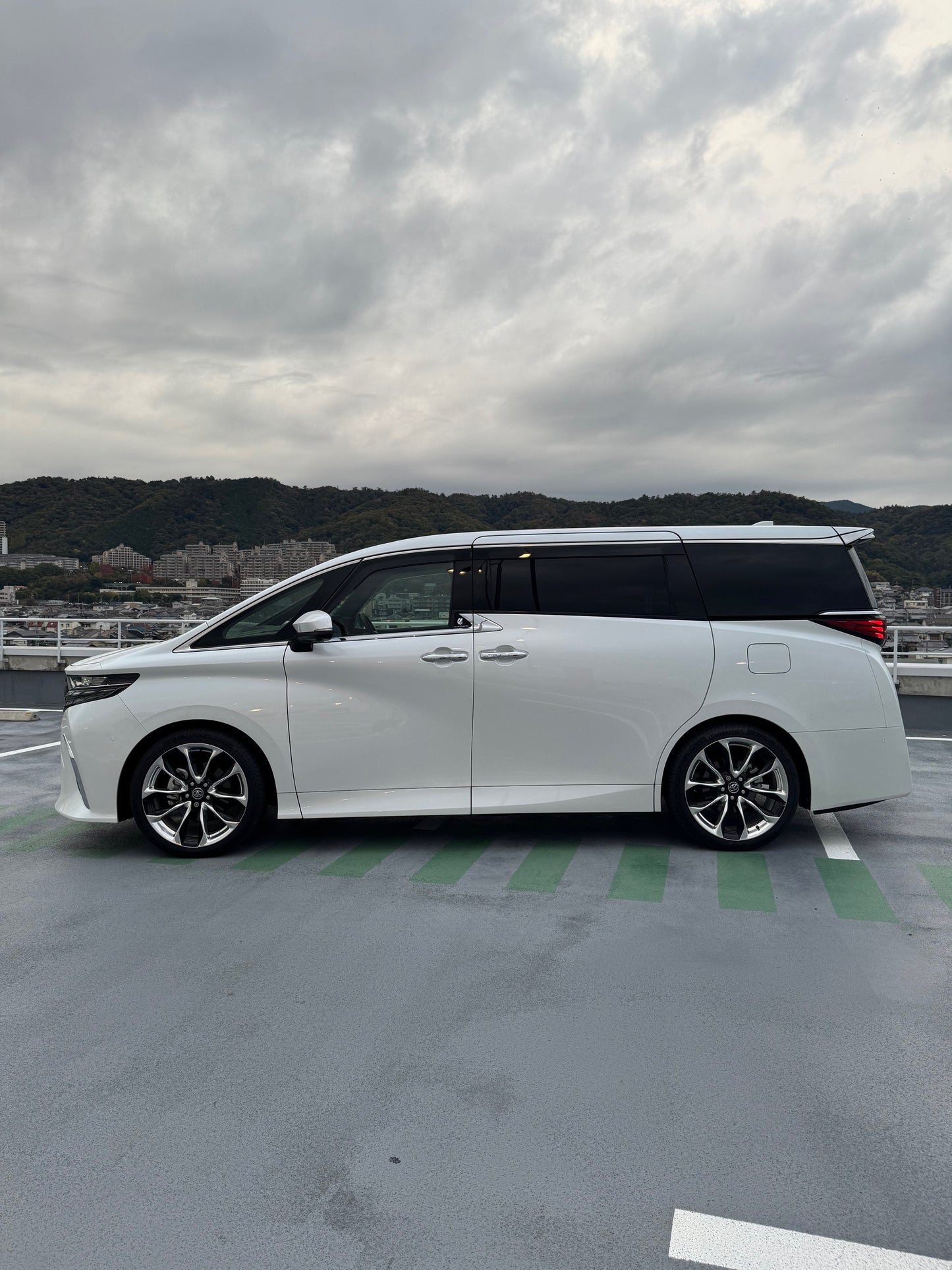 トヨタアルファードZ　レクサス純正２１インチホイール ４WD ヒッチメンバー　