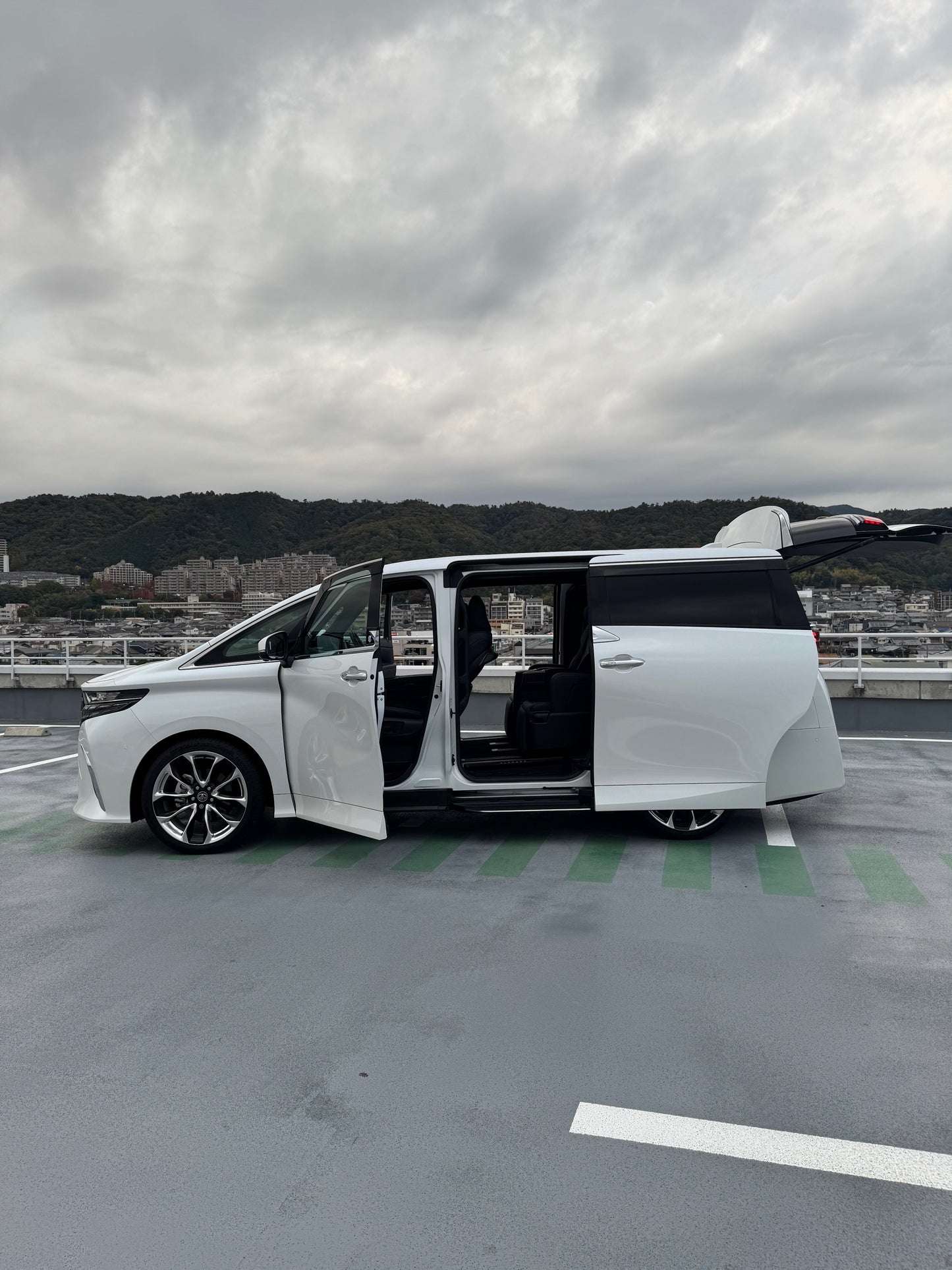 トヨタアルファードZ　レクサス純正２１インチホイール ４WD ヒッチメンバー　